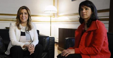La presidenta en funciones de la Junta de Andalucía, Susana Díaz (i), recibe a la líder de Podemos, Teresa Rodríguez (d), en el inicio de la ronda de contactos anunciada tras las elecciones autonómicas. EFE/Raúl Caro