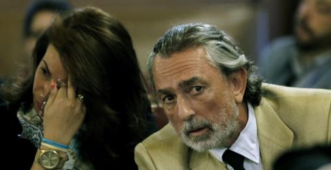 Francisco Correa y Mónica Magariños, exempleada de las empresas de Correa, sentados en el banco de los acusados en la sala del juicio./ EFE-Juan Carlos Cárdenas