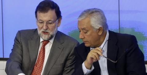 Mariano Rajoy junto a Javier Arenas, en una reunión del PP. EFE