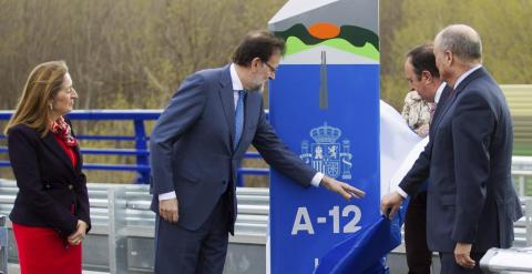El presidente del Gobierno , Mariano Rajoy, en el acto de puesta en servicio de la conexión de la Autovía del Camino A-12 y la LO-20, para unir Navarra y La Rioja. EFE/Abel Alonso