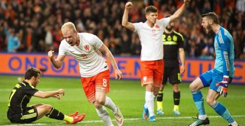 Klaassen celebra el segundo tanto de Holanda ante España. EFE/Olaf Kraak