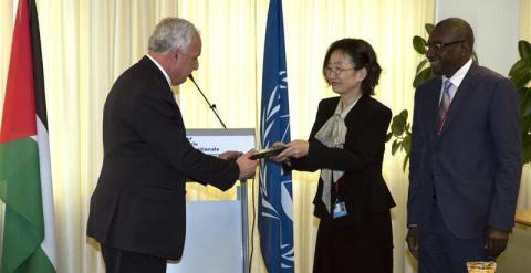 La Vicepresidenta segunda de la CIP, la Juez Kuniko Ozaki (c) , en presencia del Presidente de la Asamblea de los Estados miembros, H.E. Sidiki Kaba (d), entrega al ministro de Relaciones Exteriores de Palestina, el Dr. Riad Al-Malki (i), una edición espe