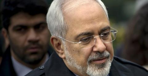 El ministro de Exteriores iraní, Yavad Zarif, cerca del hotel Beau Rivage Palace Hotel, donde se celebran las reuniones, en Lausana (Suiza). REUTERS