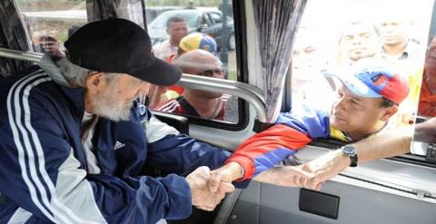 Fidel Castro reaparece en público 14 meses después, de visita en una escuela de La Habana. /TELESUR