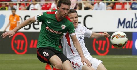 Laporte y Gameiro luchan por un balón. EFE/Jose Manuel Vidal