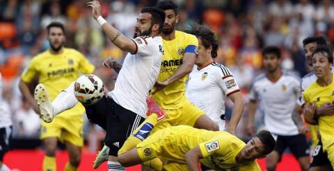 Negredo intenta un remate durante el partido. EFE/Kai Försterling