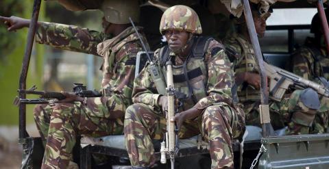 Soldados kenianos junto a la Universidad de Garissa. - REUTERS
