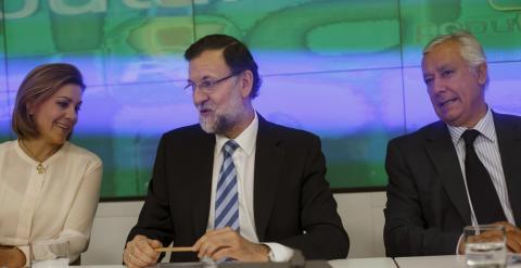 El presidente del Gobierno, Mariano Rajoy entre la secretaria general del PP, Maria Dolores de Cospedal, y el vicesecretario nacional del PP , Javier Arenas. REUTERS/Juan Medina