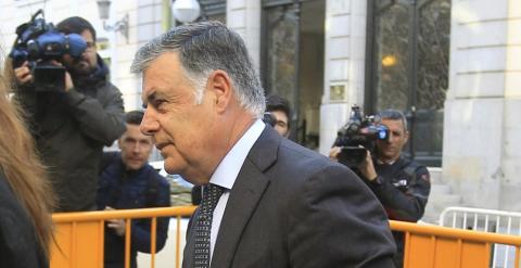 El exconsejero de Empleo de la Junta de Andalucía José Antonio Viera, a su llegada al Tribunal Supremo para declarar por el caso de ERE. EFE/Víctor Lerena
