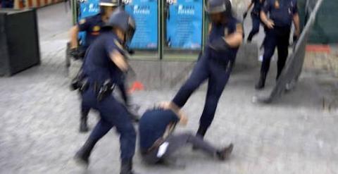 La policía ataca a un manifestante en Madrid.- AMNISTÍA INTERNACIONAL