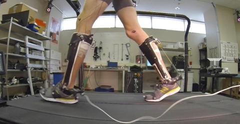 Un voluntario anda con el exoesqueleto en una pierna durante uno de los experimentos. /Universidad Carnegie Mellon