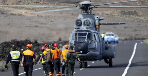 Un helicóptero Súper Puma participa en simulacro de accidente aéreo en Canarias realizado en las cercanías de la base aérea de Gando.