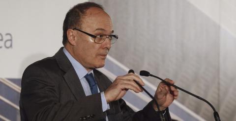 El gobernador del Banco de España, Luis María Linde, durante su intervención en un encuentro sobre los retos de la banca española. EFE/Paco Campos