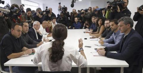El secretario general de Podemos, Pablo Iglesias (c), atiende a los medios durante la reunión que ha mantenido con los 13 candidatos de su partido a las elecciones autonómicas.- EFE