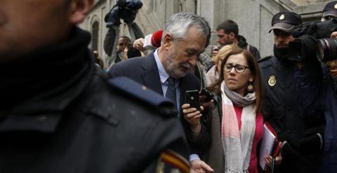 El expresidente de la Junta de Andalucía Jose Antonio Griñán a su salida del Tribunal Supremo para declarar voluntariamente como imputado ante el magistrado que instruye el Caso ERE. EFE/Juan Carlos Hidalgo