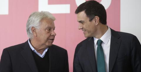 Pedro Sáchez con Felipe González, en una reciente reunión en Madrid de dirigentes socialistas eurpeos. REUTERS