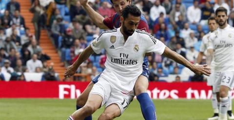 El defensa del Real Madrid Álvaro Arbeloa (primer término) con el balón ante la oposición del (c), durante el partido de la trigésima primera jornada de liga de Primera División disputado esta tarde en el estadio Santiago Bernabéu./EFE