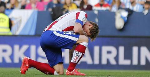 El delantero del Atlético de Madrid Fernando Torres, tras fallar una ocasión de gol. EFE