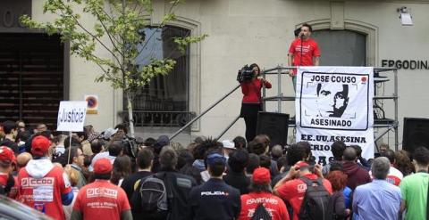 El hermano de Jose Couso, David, se dirige a los familiares, amigos y compañeros del operador de cámara de Telecinco José Couso, fallecido el 8 de abril de 2003 en el ataque de Estados Unidos contra el hotel Palestina de Bagdad (Irak),durante la concentra