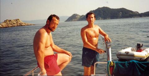 El contrabandista Marcial Dorado Baúlde (izquierda) y Alberto Núñez Feijóo, en un barco del primero en el verano de 1995, entre Baiona y las islas Cíes, en la ría de Vigo, en una foto publicada por 'El País'.