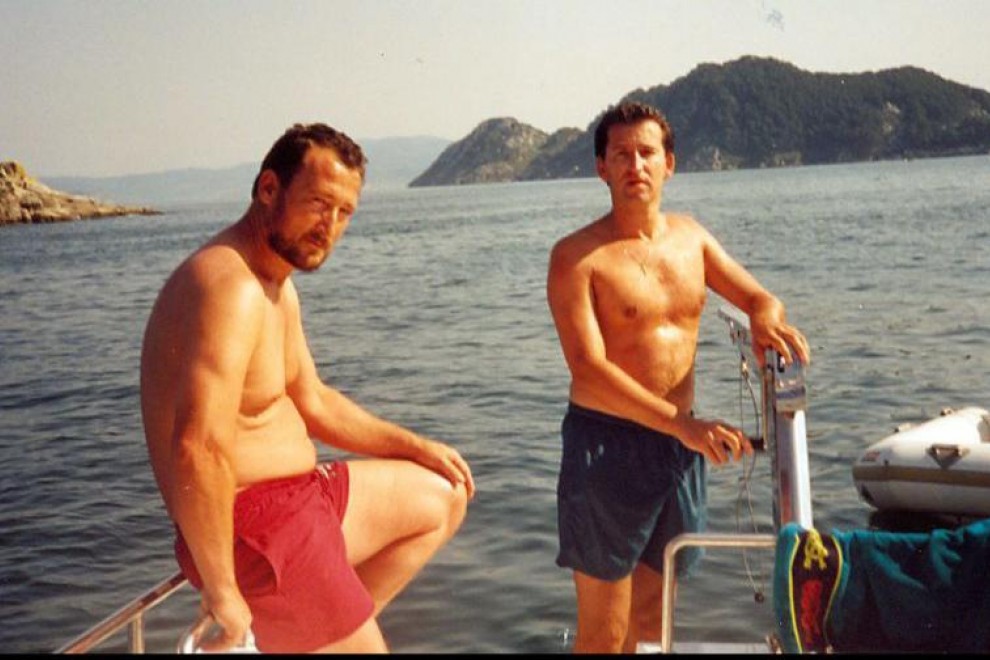 El contrabandista Marcial Dorado Baúlde (izquierda) y Alberto Núñez Feijóo, en un barco del primero en el verano de 1995, entre Baiona y las islas Cíes, en la ría de Vigo, en una foto publicada por 'El País'.