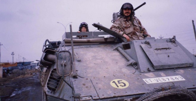 El cabo David Thovar, en un vehículo BMR durante la misión española en Irak, en 2004. También participó en las misiones en Bosnia (2001) y Kosovo (2006).