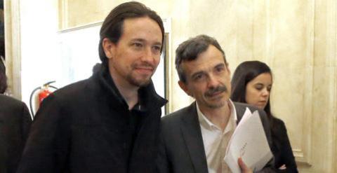 Pablo Iglesias junto al candidato de Podemos a la Comunidad de Madrid, José Manuel López, en su llegada al Fórum Nueva Economía.EFE