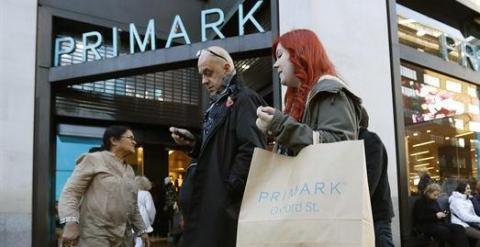 Varias personas saliendo de la tienda Primark, en la londinense Oxford Street, cuyo edificio ha sido adquirido por Amancio Ortega. REUTERS