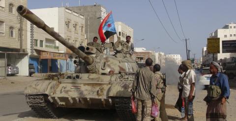 Militantes leales al presidente yemení Abd-Rabbu Mansour Hadi en un tanque usado para luchar contra los hutíes en el sur de la ciudad de Adén./ REUTERS-Stringer