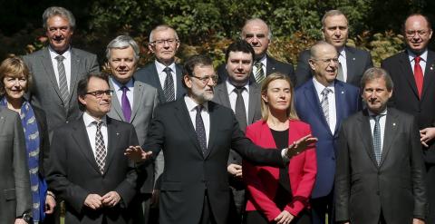 El presidente del Gobierno, Mariano Rajoy, en la foto de familia de los participantes en la cumbre de Barcelona. REUTERS/Albert Gea