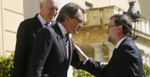 El presidente del Gobierno, Mariano Rajoy, saluda al president de la Generalitat, Artur Mas a su llegada a la inaguración de la cumbre de Barcelona. REUTERS/Albert Gea