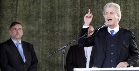 El ultra holandés Geert Wilders interviene en la manifestación del movimiento islamófobo Pegida en Drese. Al fondo, el exlíder y co-fundador de Pegida Lutz Bachmann. REUTERS/Fabrizio Bensch