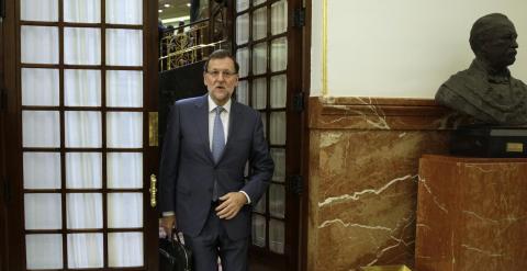 El presidente del Gobierno, Mariano Rajoy, abandona el hemiciclo del del Congreso tras un debate en el Pleno. EFE