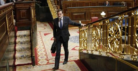 El presidente del Gobierno, Mariano Rajoy, abandona el hemiciclo del del Congreso tras un debate en el Pleno. EFE