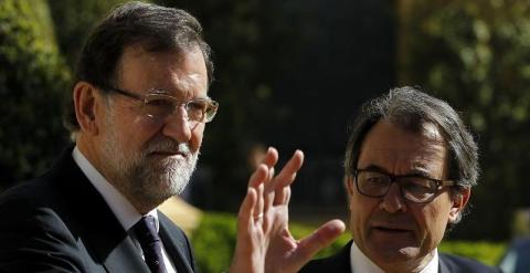 El presidente del Gobierno, Mariano Rajoy, y el presidente de la Generalitat, Artur Mas, a su llegada a la reunión de los ministros de Exteriores de la Unión Europea y de los países de la ribera sur del Mediterráneo./ EFE