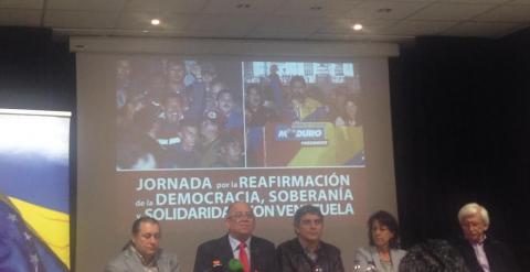 Pedro Barea, miembro de la Plataforma Bolivariana de Solidaridad con Venezuela; Mario Isea, Embajador de la República Bolivariana de Venezuela; Fran Pérez, secretario de solidaridad y DDHH de Izquierda Unida; Ángeles Diez, profesora de la Universidad Comp