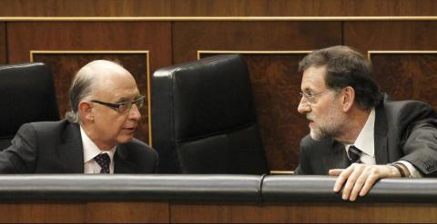 El presidente del Gobierno, Mariano Rajoy, conversa con el ministro de Hacienda, Cristóbal Montoro, en el Congreso de los Diputados. EFE