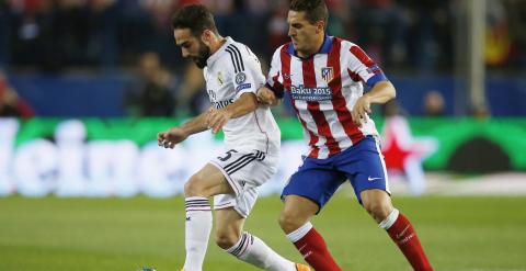 Carvajal y Koke luchan por un balón durante el partido. Reuters / Sergio Pérez