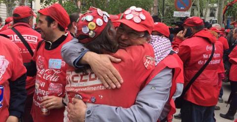 Los trabajadores de Coca-Cola celebran el fallo del Supremo que confirma la anulación del ERE. G.G.