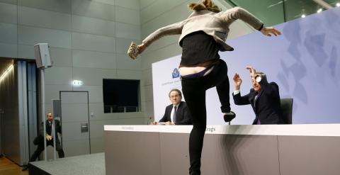 La joven se sube a la mesa de Mario Draghi durante su rueda de prensa en Francfort. /REUTERS