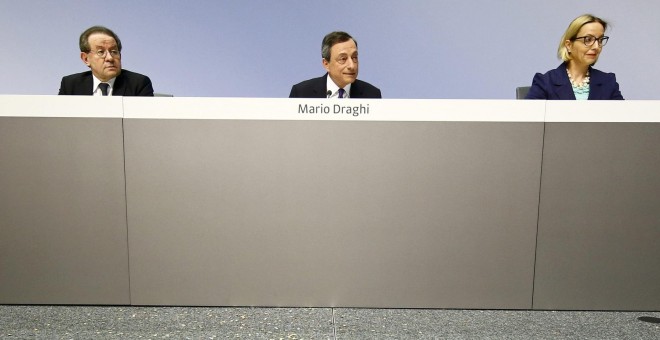 El presidente del BCE, Marios Draghi, entre la directora de Comunicación de la entidad, Christine Graeff, y el vicepresidente, Vitor Constancio, en la rueda de prensa tras la reunión mensual en la sede en Fráncfort. REUTERS/Kai Pfaffenbach