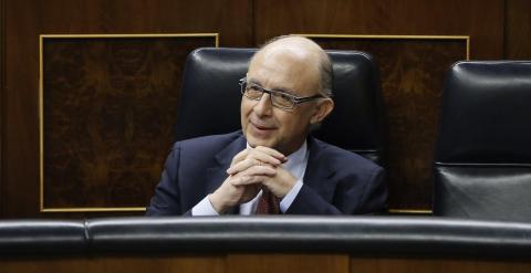 El ministro de Hacienda, Cristóbal Montoro, durante la sesión de control al Gobierno en el pleno del Congreso de los Diputados. EFE/Fernando Alvarado