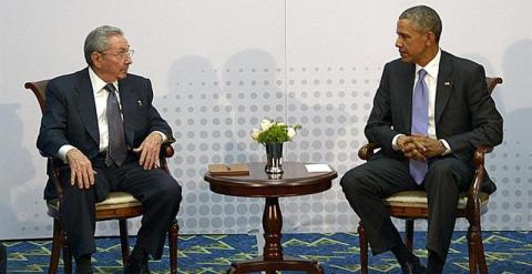 Raúl Castro y Barack Obama en la histórica reunión que mantuvieron en la Cumbre de las Américas de Panamá.- EFE