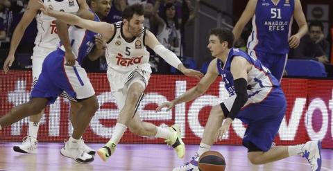 Rudy lucha por un balón durante el partido ante el Efes. EFE/Alberto Martín