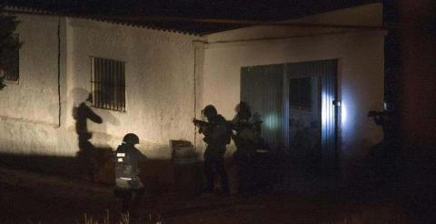 Agentes de la Guardia Civil se disponen entrar en la casa donde estaba atrincherado el hombre. / TONI GALÁN (EFE)