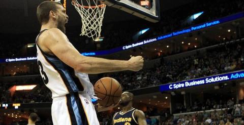 El jugador de Grizzlies Marc Gasol celebra una canasta esta noche ante los Pacers. /EFE