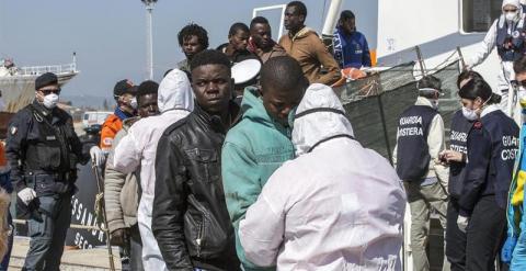 Un grupo de inmigrantes rescatado por un barco RBD desembarca al puerto de Corigliano Calabro (Italia) hoy, miércoles 15 de abril de 2015. Unos 400 inmigrantes han desaparecido en el mar Mediterráneo después de que la embarcación en la que navegaban con r