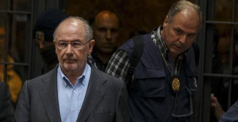 Rodrigo Rato, sale con agentes de la Policía, tras el registro de su domicilio. REUTERS/Sergio Perez