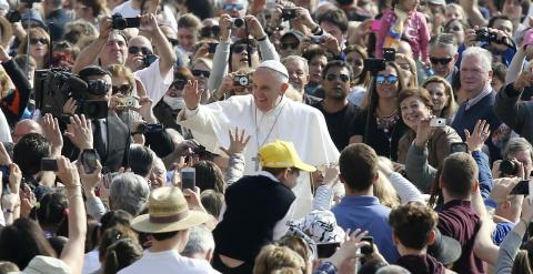 El Papa Francisco esta semana en la plaza de San Pedro rodeado de feligreses. /REUTERS
