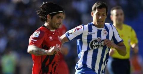 Celso Borges corre junto a Ever Banega en un reciente partido de Liga. /AFP